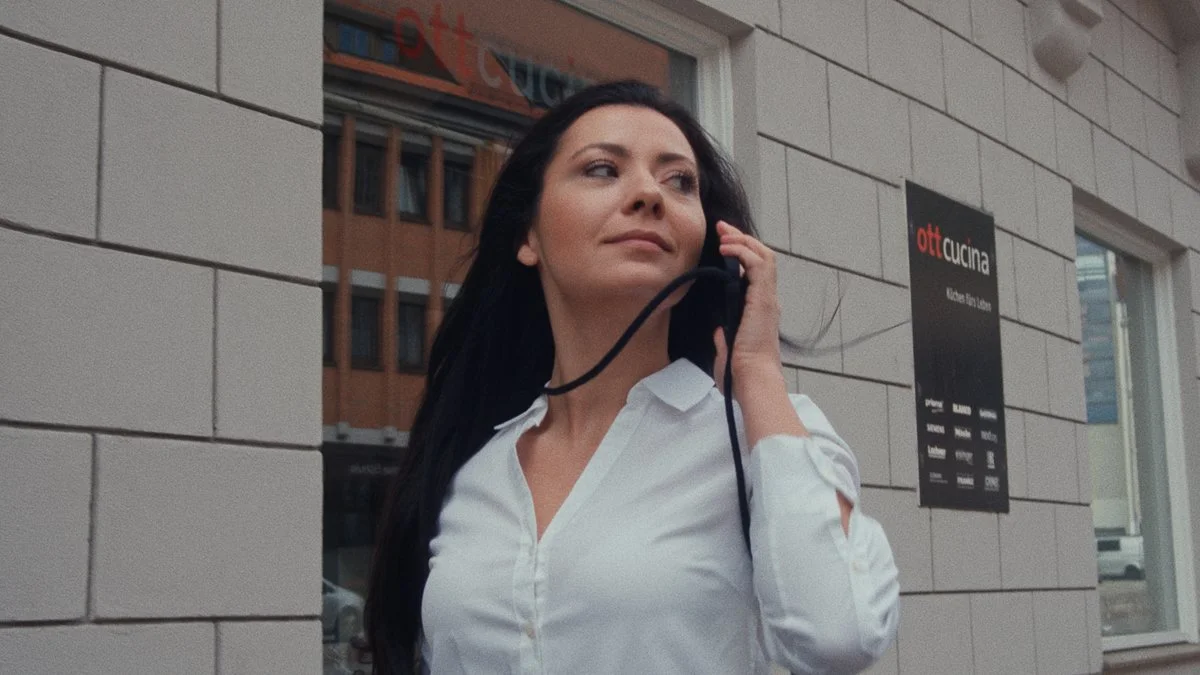 Girl with Pop Socket and iphoe