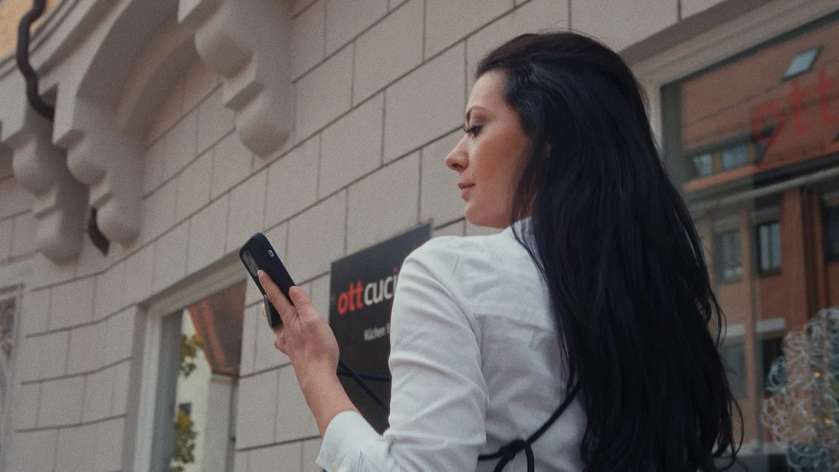 Girl with pop Socket and iPhone