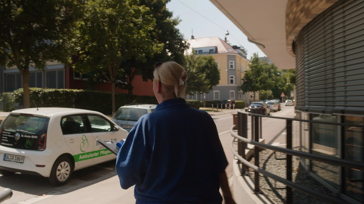 Pflegerin läuft zu Ihrem Auto