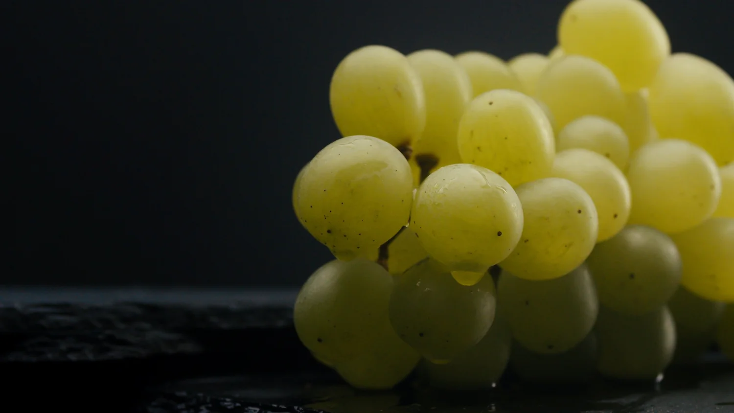 Trauben mit Wassertropfen