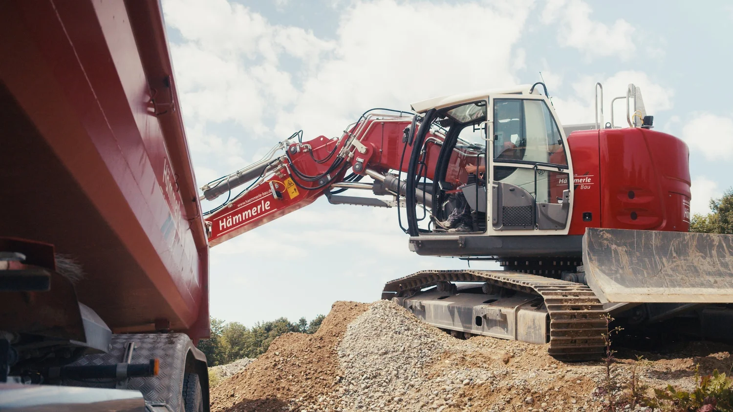 Bagger mit LKW